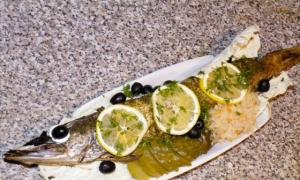 Щука в духовке: пошаговые рецепты запечённой и тушённой рыбки