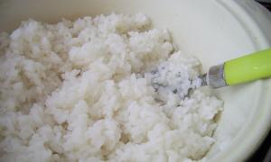 كيفية طهي الأرز للسوشي في المنزل: الوصفات