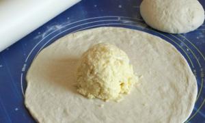 Chačapuri na kefíru - lahodné recepty se sýrem nebo masem Recept na líné chačapuri se sýrem na kefíru