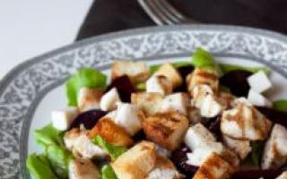 Jednoduché recepty na saláty s vařeným kuřecím masem Bramborový salát s kuřecím masem